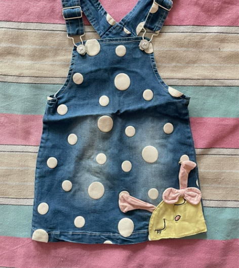 超级可爱的背带裙 妹妹去年的衣服，今年穿着...