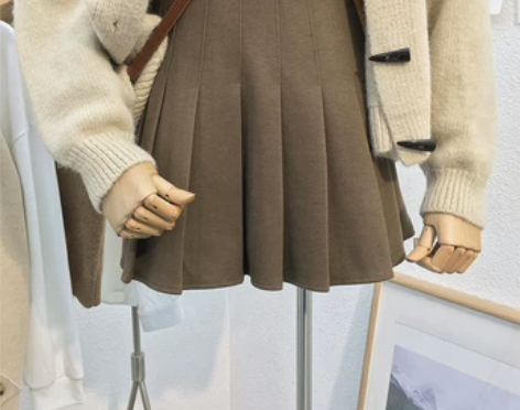 全新，一条显白显曲线的百褶裙。 S码，棕色...