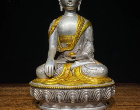 白铜鎏金鎏银《释迦牟尼佛》一尊，制作精美，...