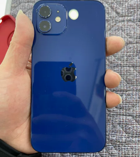 苹果12 256g国行,成色摄像头位置掉漆...