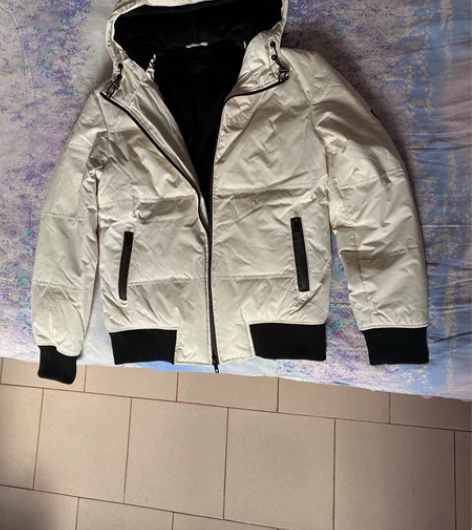 正品杰克琼斯羽绒服男士最小码,腋下有破损,...