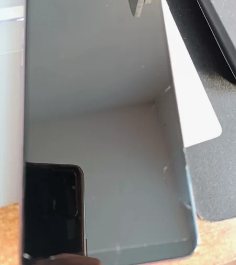 女生自用OPPO A5 屏幕有裂痕,无暗病...