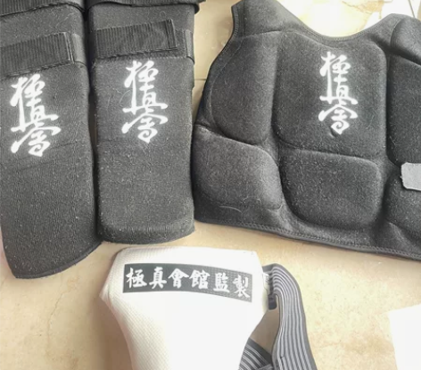 出空手道护具两套。（非全新） 儿童头盔s码...