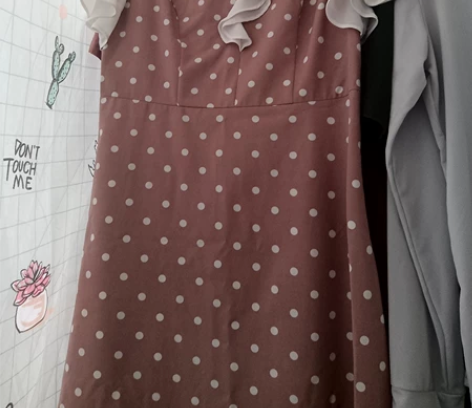 虾粉色波点荷叶边v领连衣裙,实体店入,垂感...