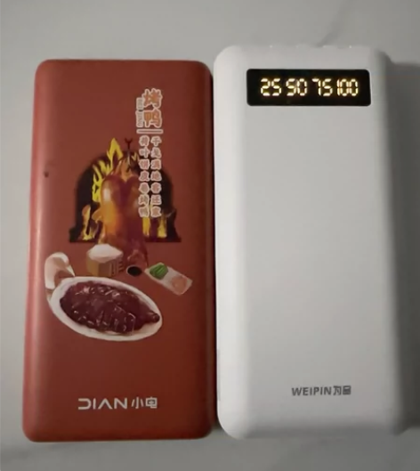 出两个充电宝,白色的是新的,拆了包装一直没...