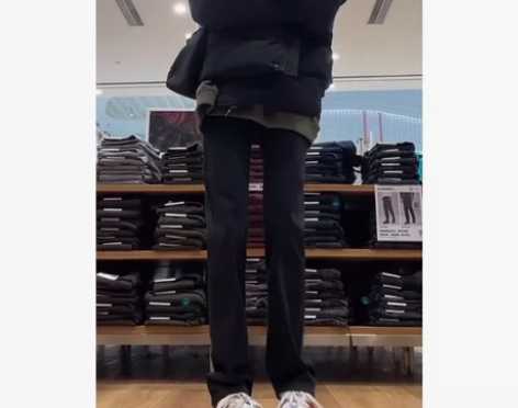 直筒牛仔裤女秋冬2022年新款爆款窄版阔腿...