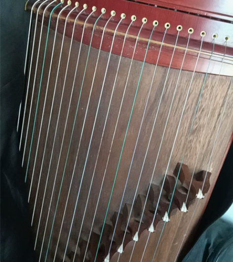 两年前买的古筝，很少弹过，想了想还是不要把...