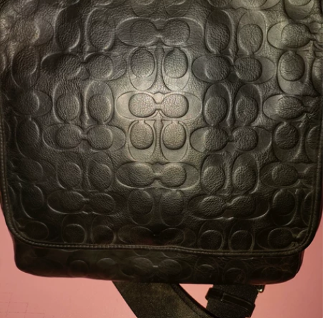 蔻驰正品男士黑色真皮单肩包胸包，成色如图所...