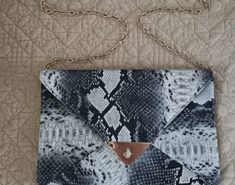 链条蛇纹手拿包，朋友送的自己也没用过，链条...