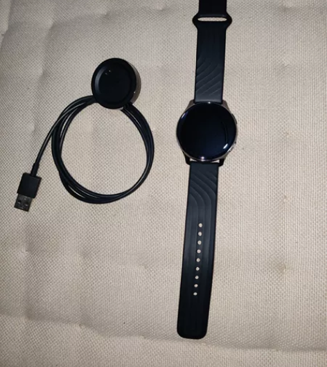 一加手表 黑色 佩戴不是很多，屏幕微小划痕...