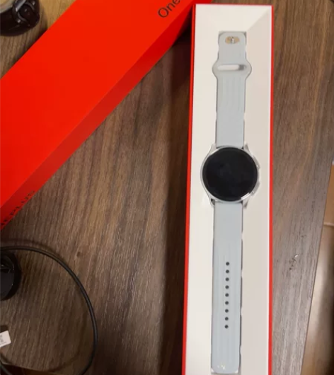 一加手表买了没戴过几次，无任何划痕磨损。箱...