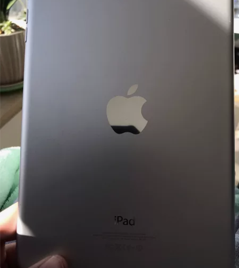 ipad mini 成色差四角有明显磕碰,...