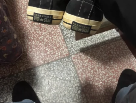 一双匡威的鞋子  当时候是200多买的 然...