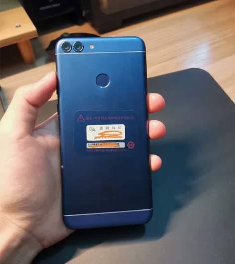 妈妈一手自用深蓝色华为畅享7s，2018年...