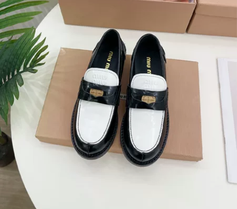 Miu  223 极简主义风格  很精致的...