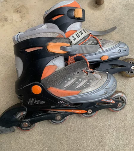 伴威轮滑鞋，旱冰鞋，买来后用了几次，表面有...