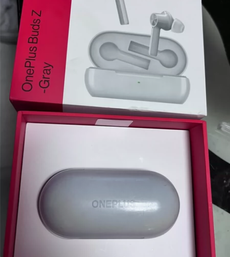 one pls z耳机一个有点没啥声音买来...