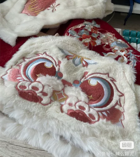 秋冬新款小众设计感毛绒毛球可爱卡通雷锋帽加...