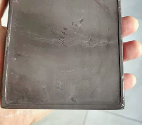 端砚，出一方宣德岩，砚以方为贵。此砚台干净...