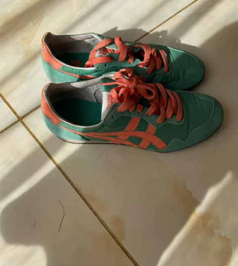 鬼冢虎女士运动鞋37.5码，9成新，具体成...