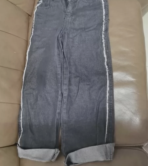 女士牛仔裤 买小啦，没穿过