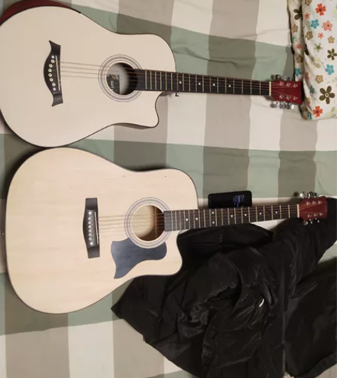 朋友送的吉他，出左面那个小的，什么牌子不知...