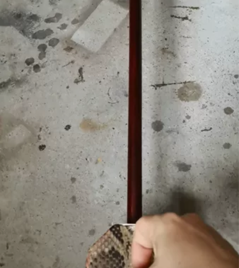 二胡，普通材质，皮完好，就琴筒和杆子没有其...