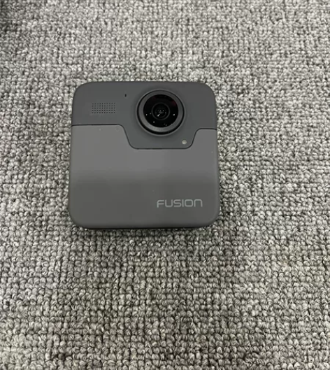 gopro fusion相机，相机一面镜头...