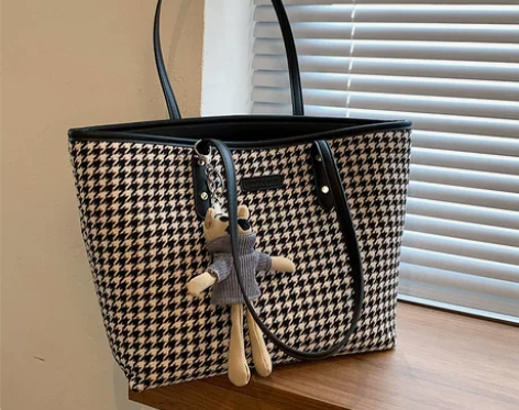 今年流行包包女2022新款格纹手提大包百搭...