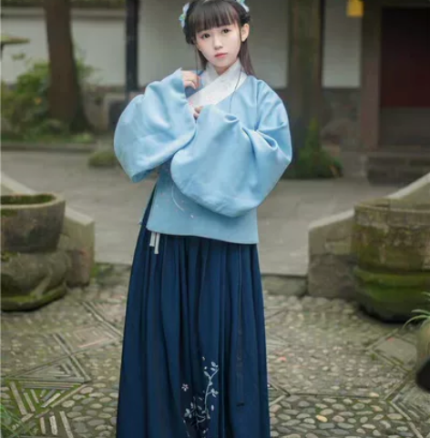 兰若庭     汉服     茕茕白兔  ...