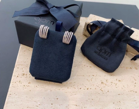 Apm monaco银色多层镶钻耳钉！白色...