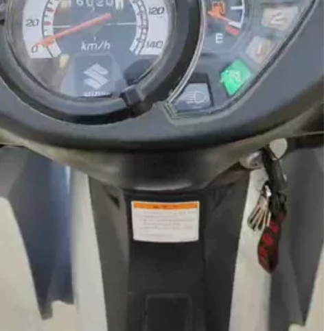 铃木弯梁摩托车，带所有手续，没脱审，必须过...