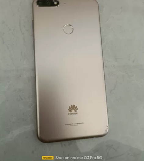 华为畅享8 3+32G 成色如图 送两个手...