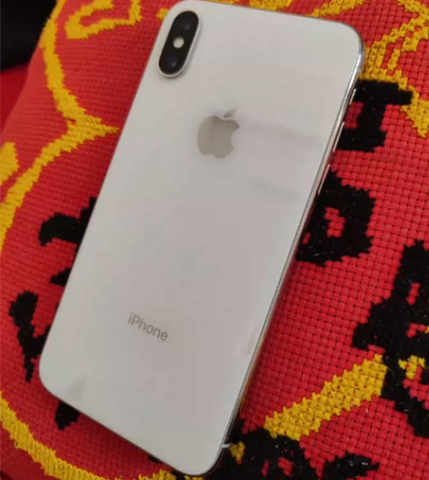 女生自用iPhoneX银白色64G三网通插...