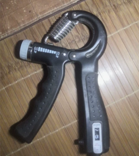 JD上买的握力器可调节可计数 感兴趣的话点...