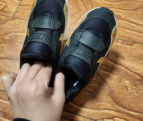 耐克气垫面包鞋28码，内长17cm这双鞋上...