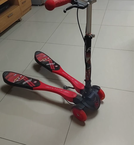 迪士尼蛤蟆滑板车。 夹腿前进，带刹车。可调...