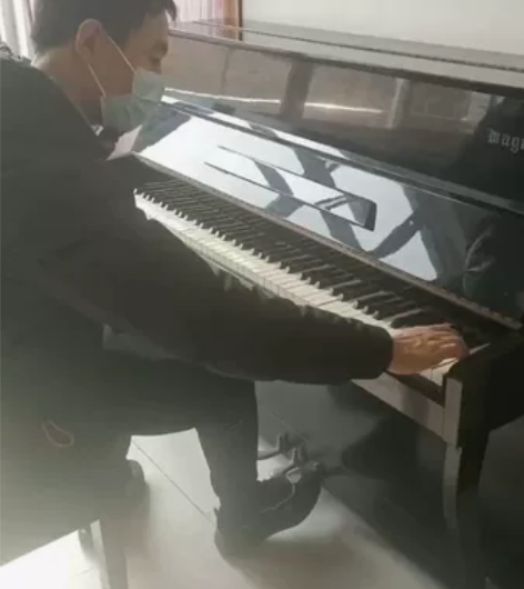 闲置一台日本原装进口二手钢琴。弹的不多。琴...