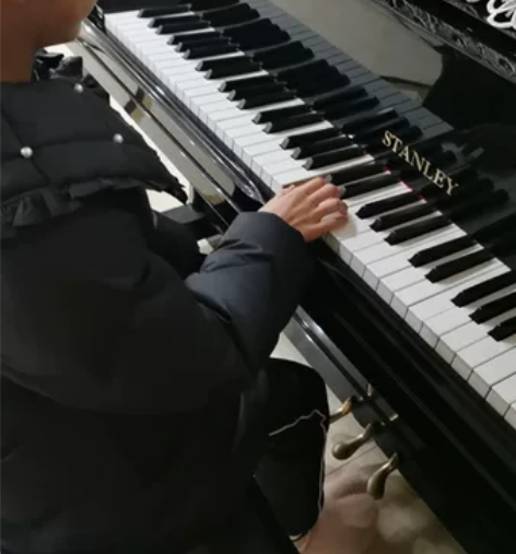 二手钢琴，连凳子一起。上门自提。 感兴趣的...