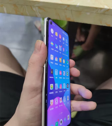 买来一年真我q3，8成新，屏幕无划痕，其他...