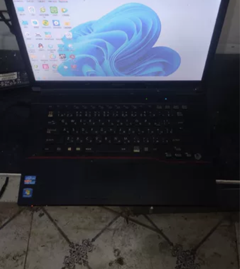 个人用笔记本 一直放着，有点灰尘没擦 正常...