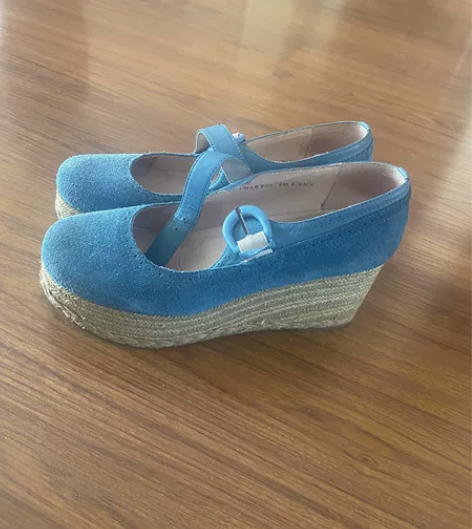 天美意防水台蓝色翻毛皮单鞋，38码 买的时...