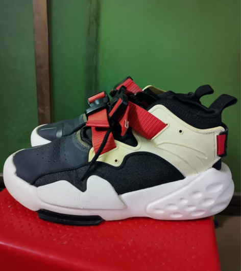 42码安踏男式运动鞋 8成新，正常使用痕迹...