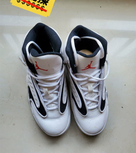 乔丹运动鞋 专柜入 8码 九成新 孩子没外...