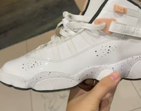 乔丹女鞋,白色。就穿了两三次生完孩子穿着就顶脚了,尺码看一下... 乔丹女鞋,白色。就穿了两三次生完孩子穿着就顶脚了,尺码看一下...