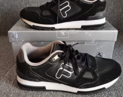 正品斐乐男鞋41码，鞋口位置一点微瑕疵图片...