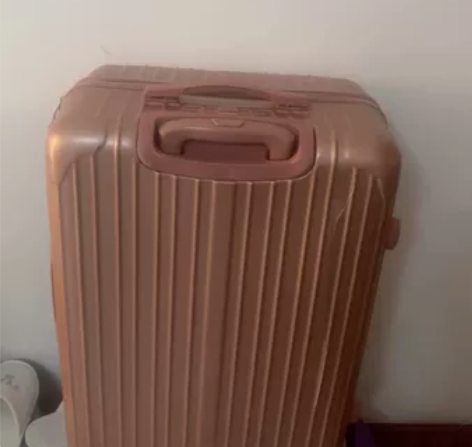 行李箱 旅行箱 26寸 飞机上托运裂了一点...