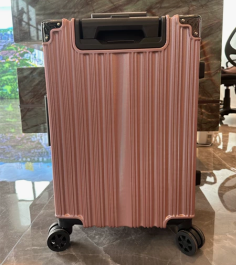 全新行李箱旅行箱，20寸。 感兴趣的话点“...