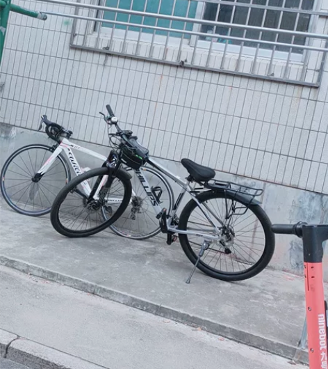因毕业出学校用的自行车,没怎么骑过很新,2...