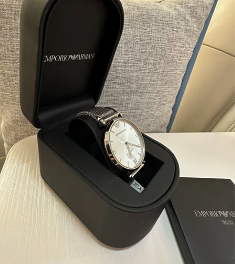 阿玛尼手表自用，换过一次电池跟防水胶圈，原...